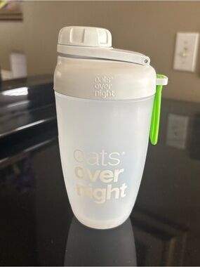oats overnight Shaker Cup with Lime Clip